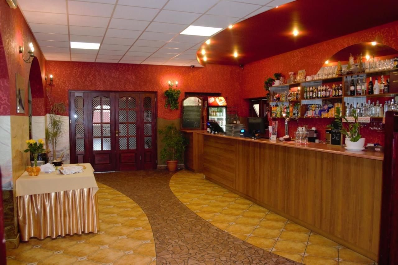 Hotel I Restauracja Jaskolka Alojzow Exteriör bild