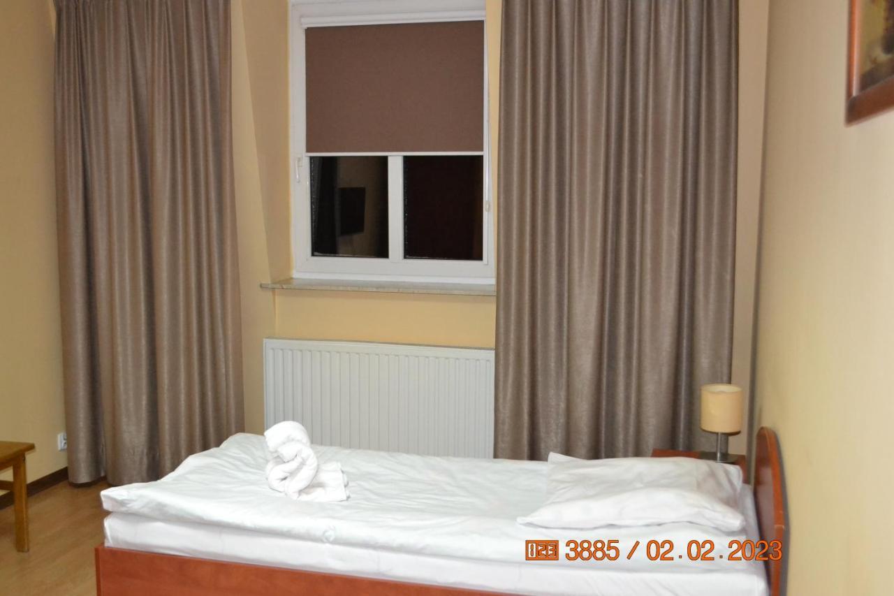 Hotel I Restauracja Jaskolka Alojzow Exteriör bild